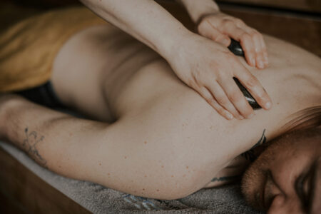 Hot Stone Massage in der Saunalandschaft im GochNess