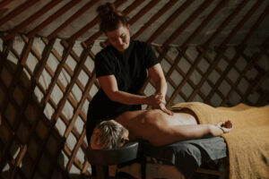 Anwendung: Klassische Ganzkörpermassage in der Saunalandschaft Gochness